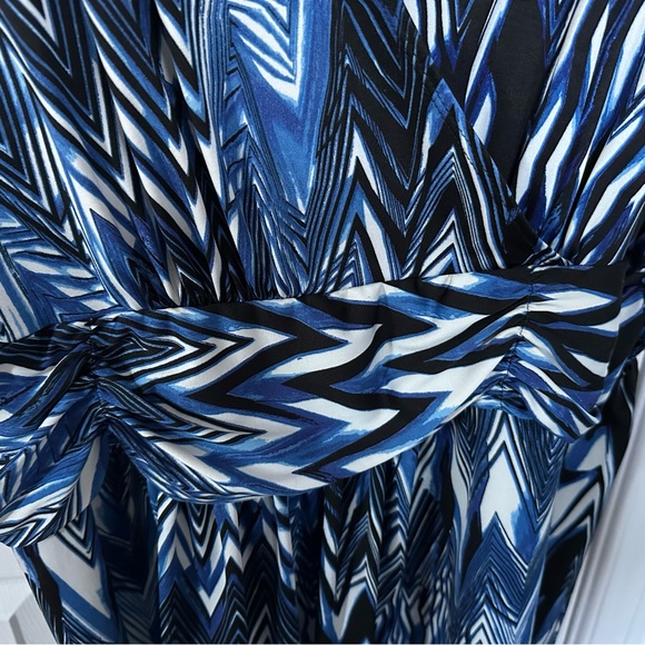 Blue and black patterned dress . - Picture 7 of 8